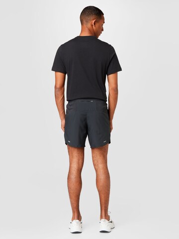 NIKE Regular Sportshorts in Schwarz