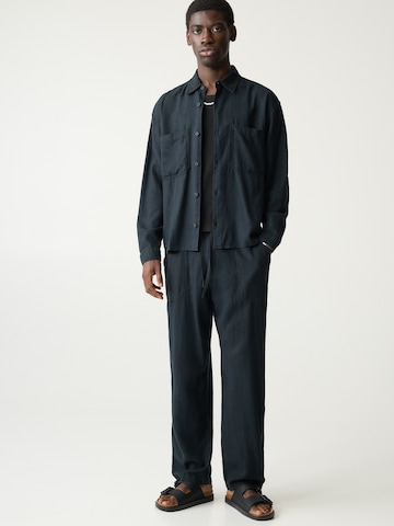 Pull&Bear Comfort Fit Košeľa - Čierna