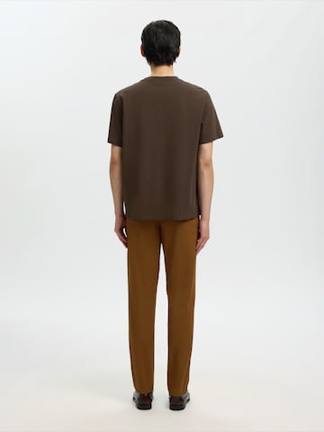 SELECTED T-Shirt 'SLHATLAS' in Braun
