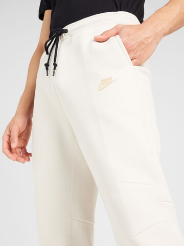 Nike Sportswear - Tapered Pantalón 'TCH FLEECE' en beige