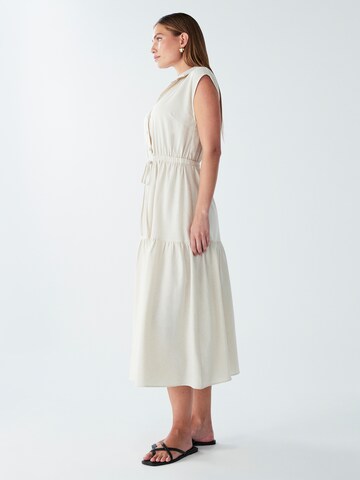 Willa - Vestido camisero 'Kala' en beige