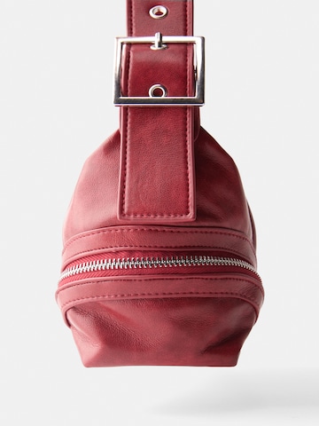 Bershka Schultertasche in Rot