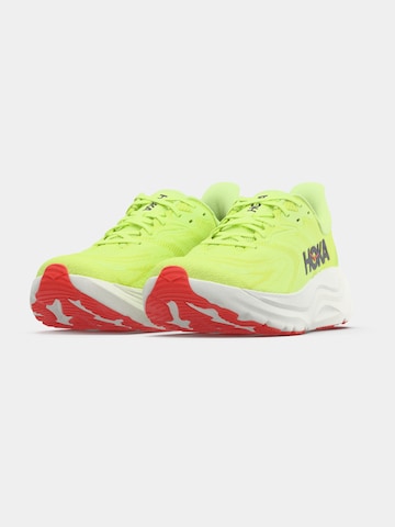 HOKA - Zapatillas de running 'ARAHI 8' en amarillo