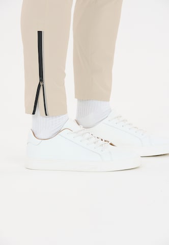 Virtus Tapered Sweathose 'Michi' in Weiß