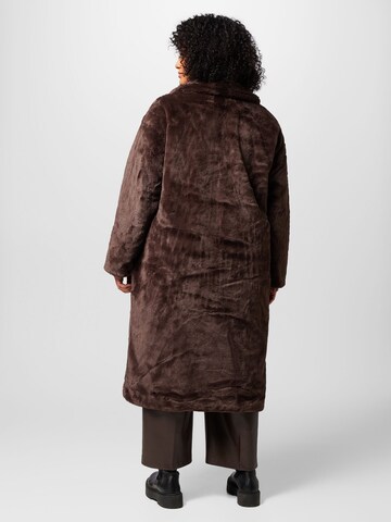 Vero Moda Curve Winter coat 'MONROE' in Brown