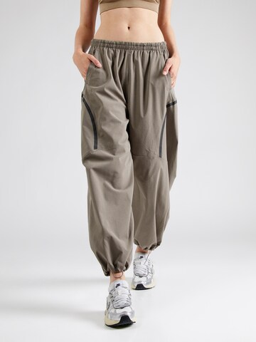Effilé Pantalon de sport 'Unstoppable' UNDER ARMOUR en marron : devant