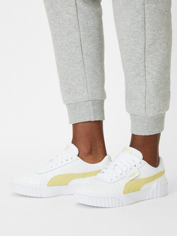 Baskets basses PUMA en blanc : devant