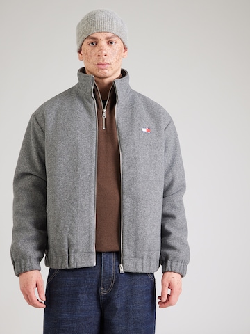 Tommy Jeans Přechodná bunda 'ESSENTIAL' – šedá: přední strana