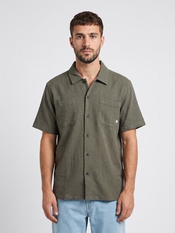 Fit confort Chemise 'M' Fitzgerald Relaxed Fit Texture Shirt S/S' FARAH en vert : devant
