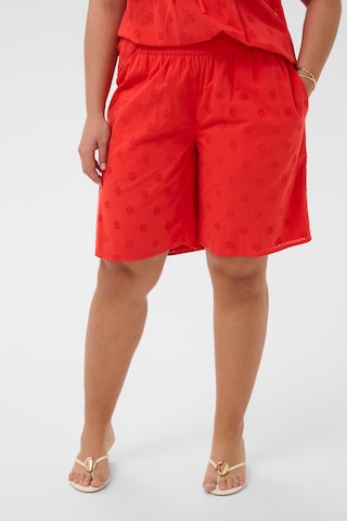 KAFFE CURVE Loosefit Shorts in Rot: Vorderseite