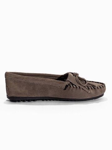 Minnetonka Mokaszin 'Kilty' - szürke