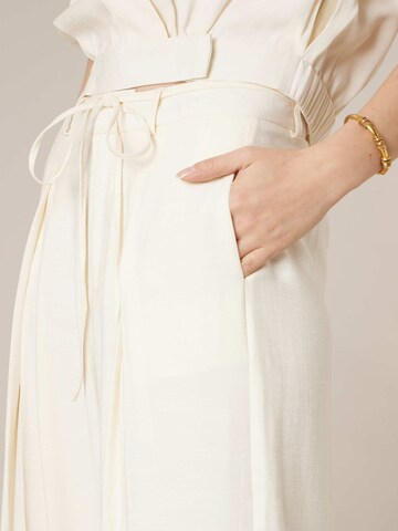 Deeluxe Loosefit Bandplooibroek 'Valenza' in Wit