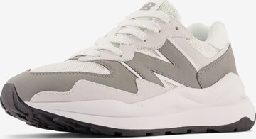 Baskets basses '57/40' new balance en gris : devant