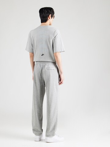 Nike Sportswear Loosefit Housut 'CLUB' värissä harmaa