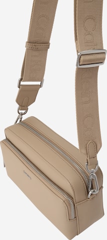 Borsa a tracolla di Calvin Klein in beige