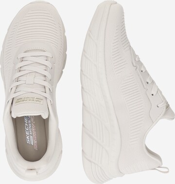 SKECHERS Låg sneaker 'BOBS B FLEX HI' i vit