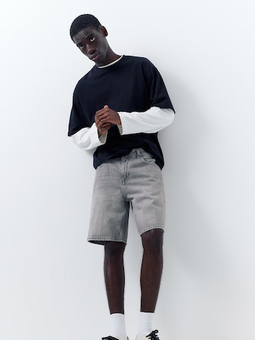 Pull&Bear Regular Shorts in Grau