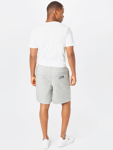 Superdry Regular Shorts in Grau