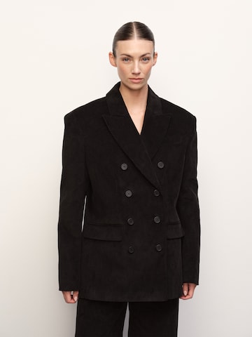 RÆRE by Lorena Rae - Blazer em preto: frente