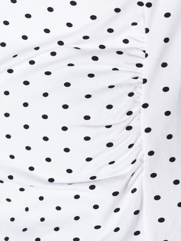 Tricou de la bonprix pe alb