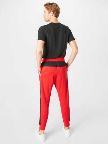 Effilé Pantalon Nike Sportswear en rouge