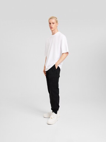 Bershka Tapered Cargobyxa i svart