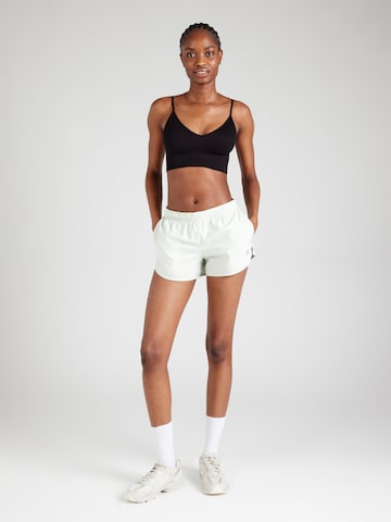 new balance Обычный Спортивные штаны 'Essentials' в Зеленый