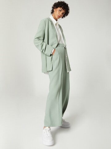 A LOT LESS Wide leg Trousers with creases 'Daliah' in Green