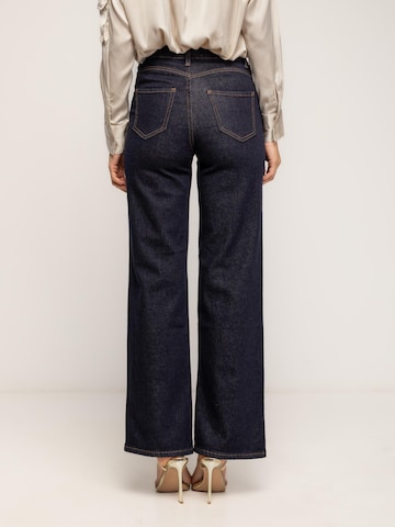 Tantra Regular Jeans 'Jeans rectos de tiro alto  con bolsillos frontales y detalle de botones dorados' in Blue