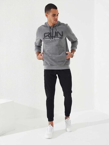 Tommy Life Sweatshirt in Grey