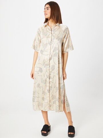 Monki - Vestido camisero en beige: frente