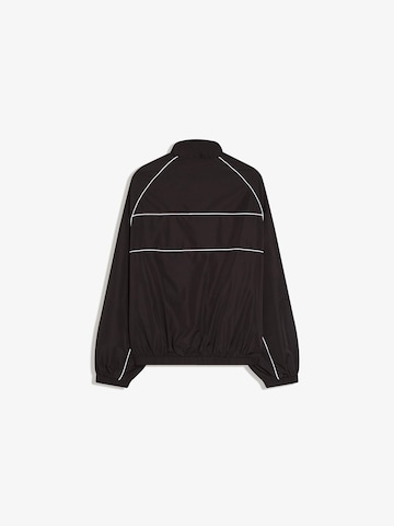 Bershka Преходно яке в черно