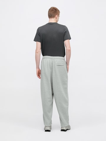 Loosefit Pantalon 'CLUB OS' Nike Sportswear en gris