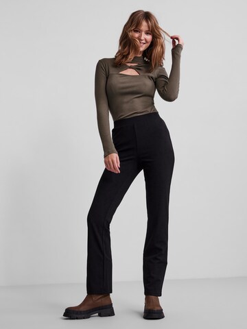 Coupe slim Pantalon 'Kenna' PIECES en noir