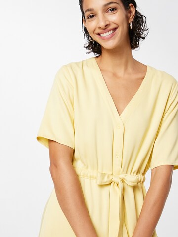 minimum - Vestidos camiseiros 'BIOLA' em amarelo