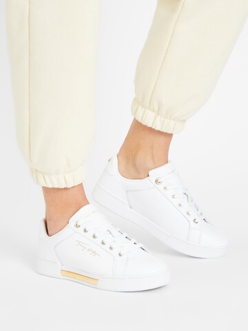 Baskets basses TOMMY HILFIGER en blanc : devant