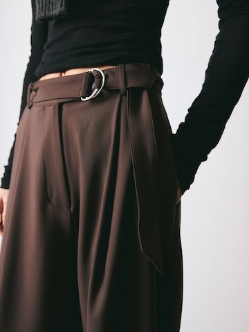 Wide leg Pantaloni con pieghe di Bhoem in marrone