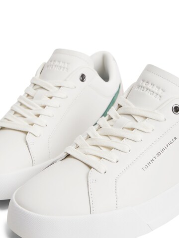 Baskets basses TOMMY HILFIGER en blanc