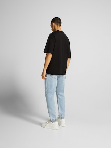 Bershka Дънки Tapered Leg Дънки в синьо