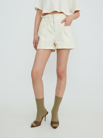 EDITED Regular Jeans 'Marla' in Beige: voorkant