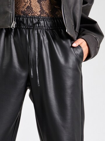 ONLY Tapered Nadrág 'ONLKAREN' - fekete