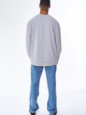 A Question Of (AQO) Sweatshirt i grå