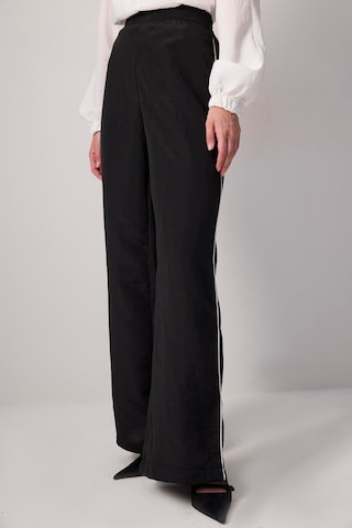 Touche Prive Wide leg Trousers in Black: front