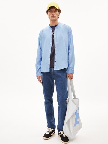 Coupe regular Chemise 'Tomas' ARMEDANGELS en bleu