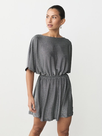 Next Φόρεμα κοκτέιλ σε ασημί: μπροστά