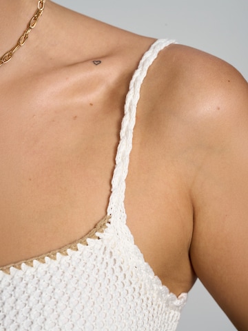 florence by mills exclusive for ABOUT YOU Трикотажное платье в Белый