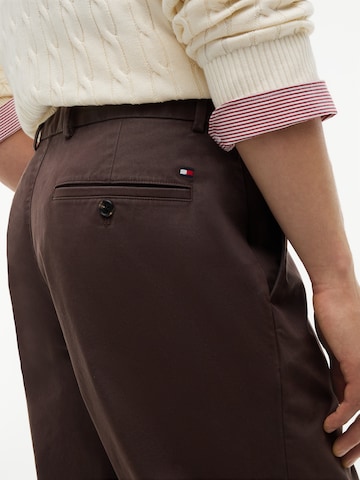 regular Pantaloni chino 'DOVER ESSENTIAL' di TOMMY HILFIGER in marrone: dietro