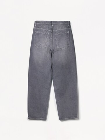 Loosefit Jeans di Bershka in grigio
