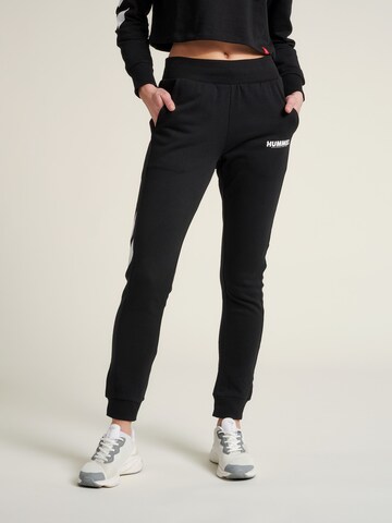 Hummel Tapered Sportbroek in Zwart: voorkant