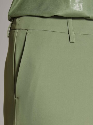 MADELEINE Tapered Chino in Groen